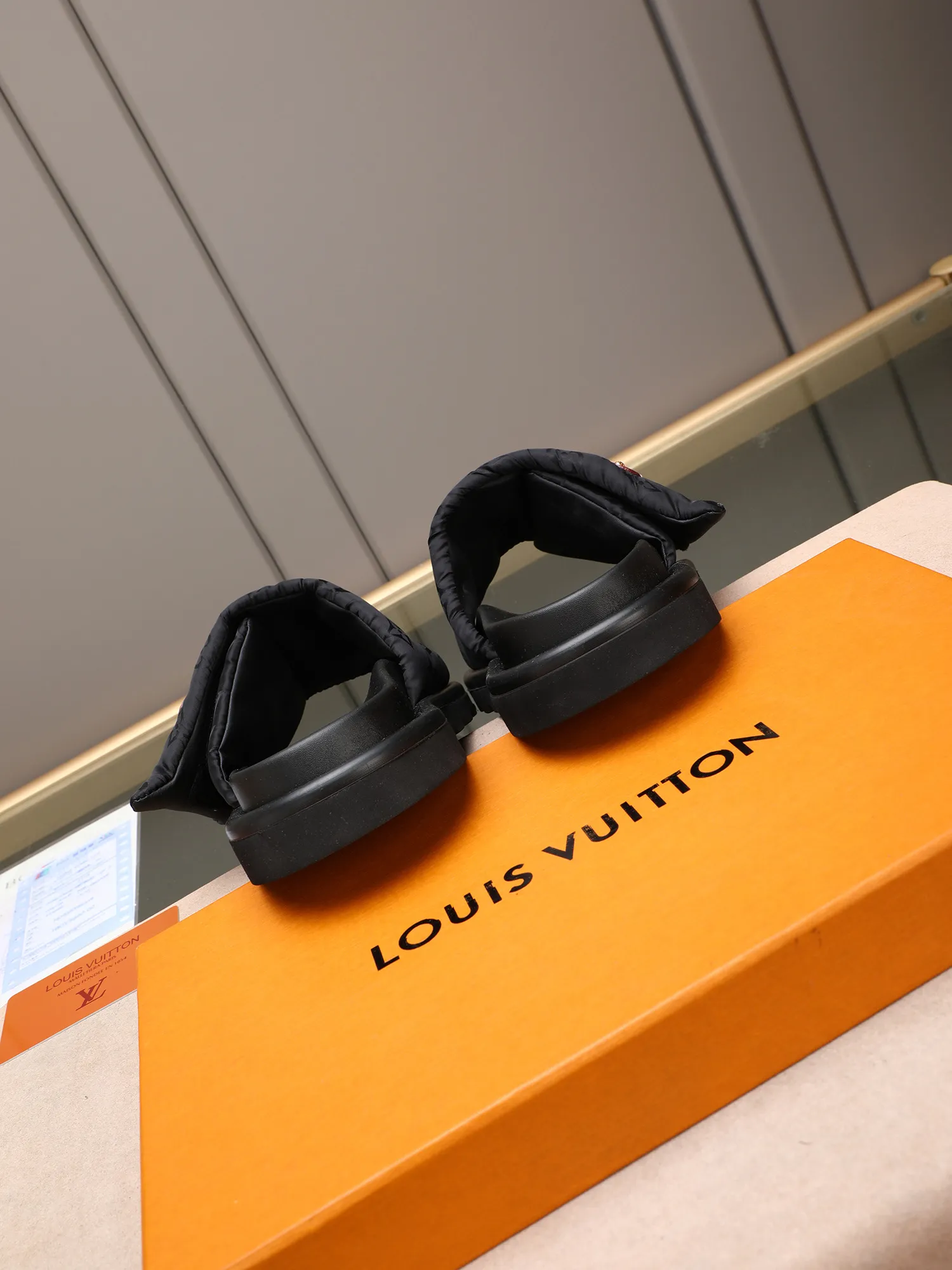 PP360 [LOUIS VUITTON] Louis Vuitton, LV printing, men's and women's slippers are on the market. The drawer box packaging comes with a cloth bag and a card. The upper pattern looks very soft and waxy, and it is a super versatile leg slimming tool. Fabric: imported denim/canvas/old fabric, LV hardware LOGO, official website pattern printing, comfortable to wear, feet: high-elastic PU water table. Sole: foam sole, heel height: about 5cm. Code number: 35-46, 35, 45, 46 are custom-made and non-returnable. Color: multiple colors and styles available.